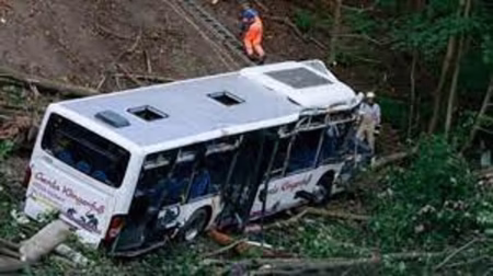 جواتيمالا.. 51 قتيلاً في حادث سقوط حافلة