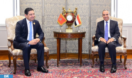 السيد ناصر بوريطة يجري بالقاهرة مباحثات مع نظيره المصري