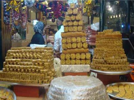 إقبال متزايد على الحلويات في الأسواق المغربية استعدادا للعيد