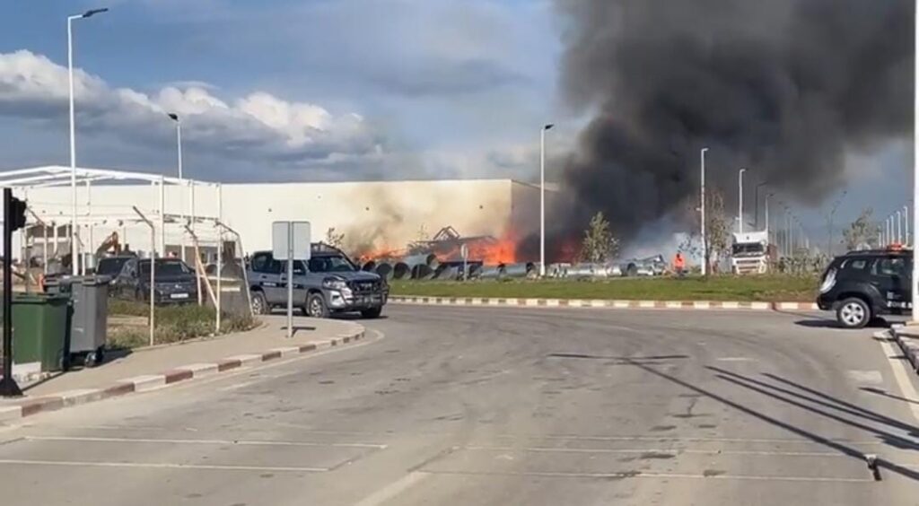 حريق مهول يلتهم مصنعًا للعجلات بطنجة حريق مهول يلتهم مصنعًا للعجلات بطنجة