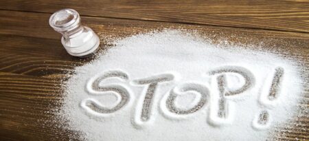 أضرار السموم البيضاء..كيف يؤثر الملح والسكر على صحتنا؟