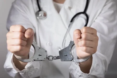 فضيحة بفاس..طبيب نفسي متهم بالاستغلال والاغتصاب