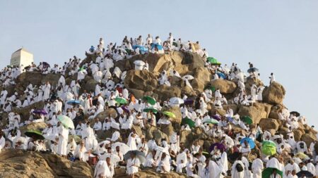 الحجاج يتوافدون إلى مشعر عرفات