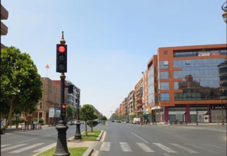 توقعات جوية حارة وهبات رياح قوية اليوم الخميس