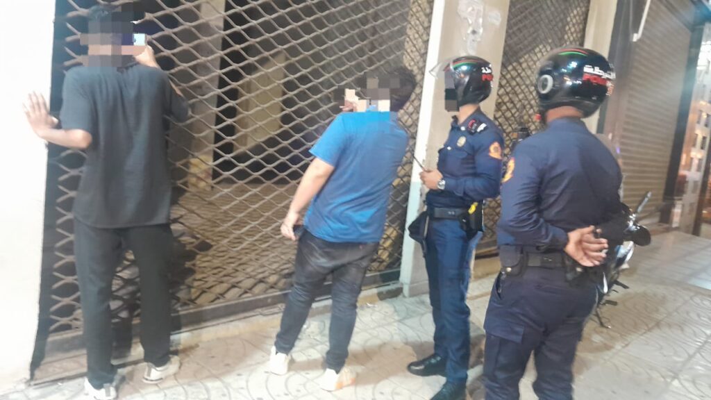 طنجة..تدخل أمني لاحتواء مشكلة متشرد إفريقي قرب ساحة الأمم