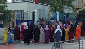وقفة احتجاجية لأمهات وأولياء التلاميذ بطنجة بعد اعتداء مدير مدرسة على معلمة