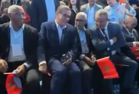 تصرف مثير للجدل لأخنوش بعد ظهوره في تجمع حزبي