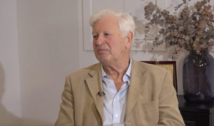 الجنرال البريطاني سايمون مايال..المسيرة الخضراء جسدت تلاحم العرش والشعب وأكدت سيادة المغرب على أقاليمه الجنوبية