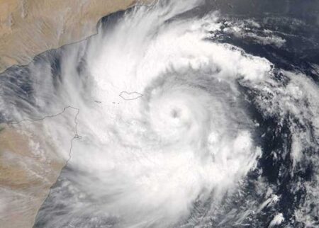 الفلبين تُجلي أكثر من 150 ألف شخص مع اقتراب الإعصار “كالماغي” الفلبين تُجلي أكثر من 150 ألف شخص مع اقتراب الإعصار "كالماغي"