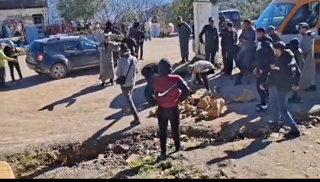 احتجاج بدوار اغبالو يطالب بالحوار وتعويض المتضررين