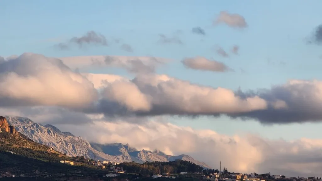 سحب كثيفة فوق طنجة وضباب متفرق مع رياح نشطة بالسواحل