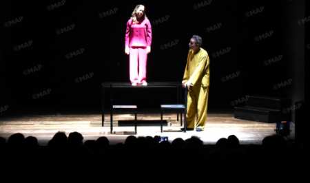 عرض مسرحي بتطوان يعيد قراءة كامو برؤية معاصرة عرض مسرحي بتطوان يعيد قراءة كامو برؤية معاصرة