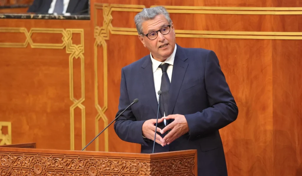 أخنوش ينزع فتيل أزمة المحامين وتعليق الإضراب ابتداء من الإثنين