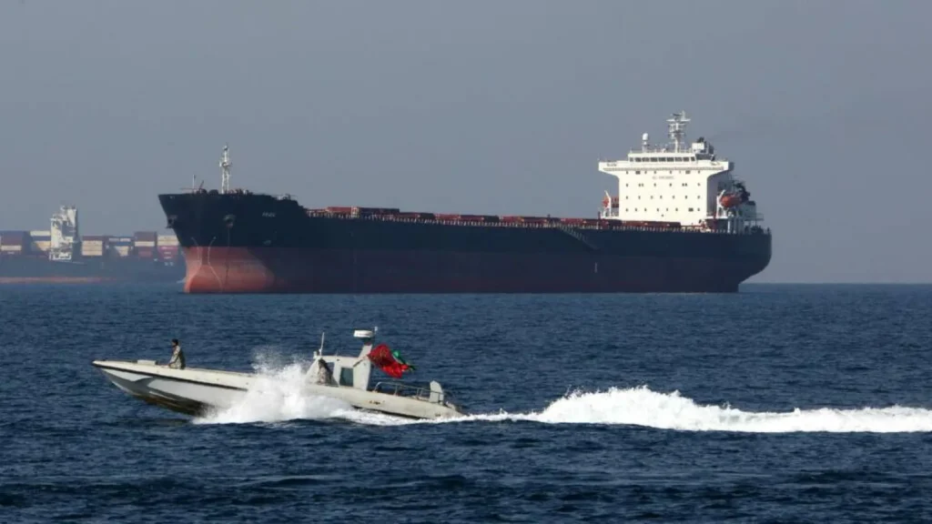 النفط يقفز والأنظار على مضيق هرمز