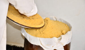 تعاونية نسائية تثمن الأعشاب