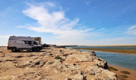 بحيرة النعيلة.. وجهة مفضلة لعشاق الكرفانات