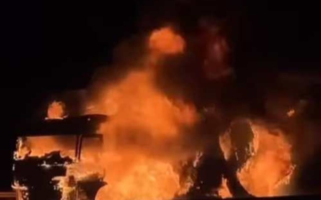 حريق مهول يلتهم شاحنة ويعطل السير حريق مهول يلتهم شاحنة ويعطل السير