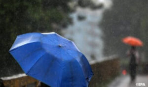 طقس بارد وأمطار رعدية بعدة مناطق