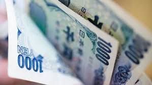 الدولار يقفز قرب أفضل أداء شهري منذ عام