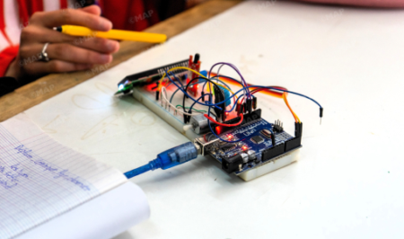 الريش تحتضن ورشات روبوتيك