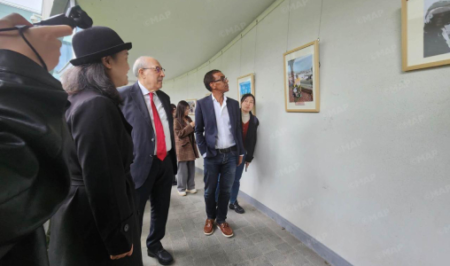 مغربي يعبر طريق الحرير بدراجته