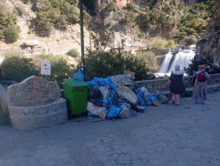 أقشور..وجهة سياحية ساحرة تختنق تحت ضغط النفايات أقشور..وجهة سياحية ساحرة تختنق تحت ضغط النفايات