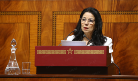 الساعة القانونية بيد القانون