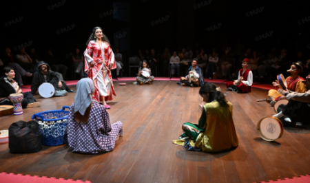 “السيف والحب” يمزج الكوميديا ديلارتي