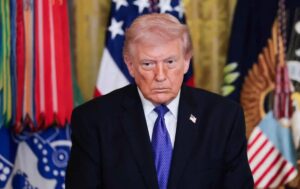 تقارير.. ترامب يدرس خيارات عسكرية محدودة ضد إيران