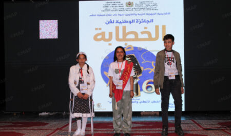 تتويج الفائزين في مسابقة فن الخطابة تتويج الفائزين في مسابقة فن الخطابة