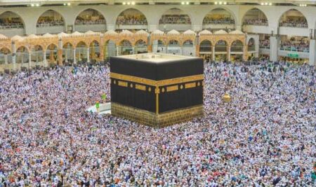 الحجاج يبدأون مناسكهم في مكة وسط حرارة مرتفعة