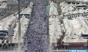 حجاج بيت الله يتوافدون إلى منى