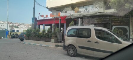 أعوان سلطة في "ضيافة" المخالفين..تساؤلات حارقة تفجر الغضب بحي الأصيل بطنجة