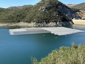 ألواح شمسية عائمة تعزز الأمن المائي والطاقي بالمغرب