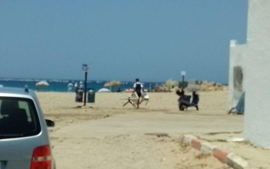 طنجة..فضيحة شاطئ “الغندوري”.. خيول تهدد المصطافين ومراحيض تحولت إلى مخازن سرية!