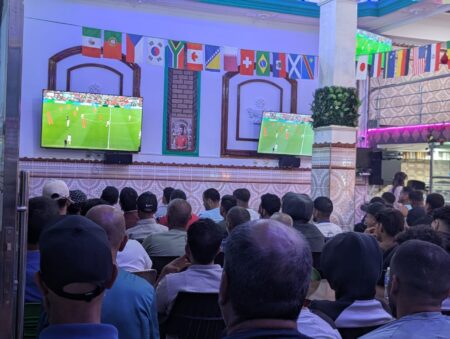 إقبال كبير على مقاهي منتزه أقشور لمتابعة مباراة المنتخب الوطني و هولندا