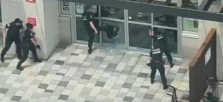 مسلح بزي عسكري يقتل شرطياً ويثير الرعب في حي يهودي!