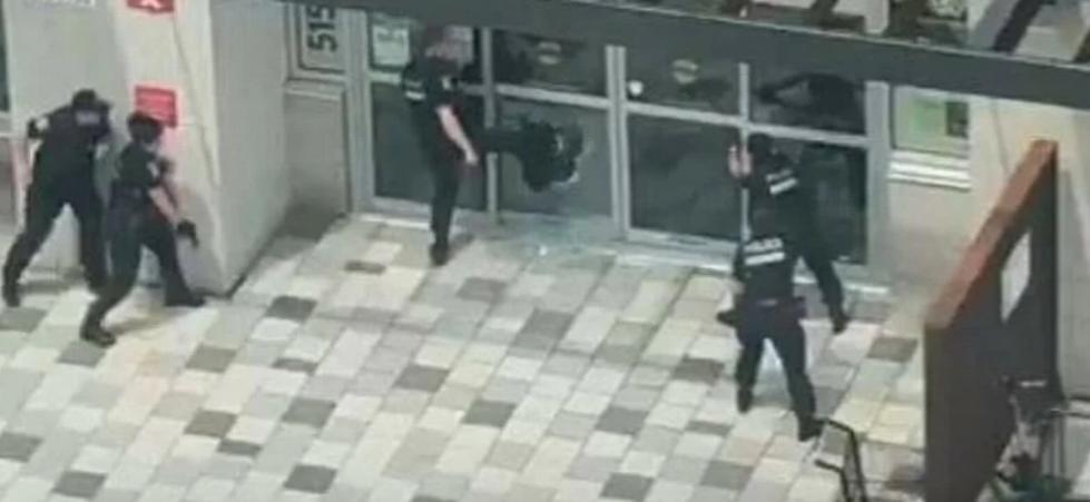 مسلح بزي عسكري يقتل شرطياً ويثير الرعب في حي يهودي! مسلح بزي عسكري يقتل شرطياً ويثير الرعب في حي يهودي!