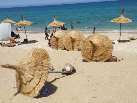 مظلات مجانية بشاطئ الوداية