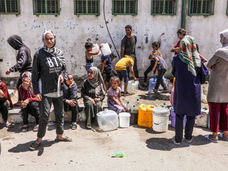 العطش يفاقم مأساة نازحي غزة