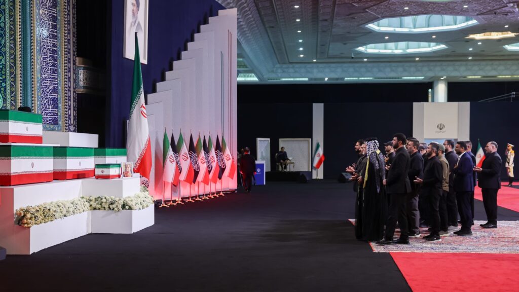 طهران تودع علي خامنئي وسط حشود ضخمة وغياب لافت لنجله مجتبى.
