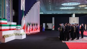 طهران تودع علي خامنئي وسط حشود ضخمة وغياب لافت لنجله مجتبى.