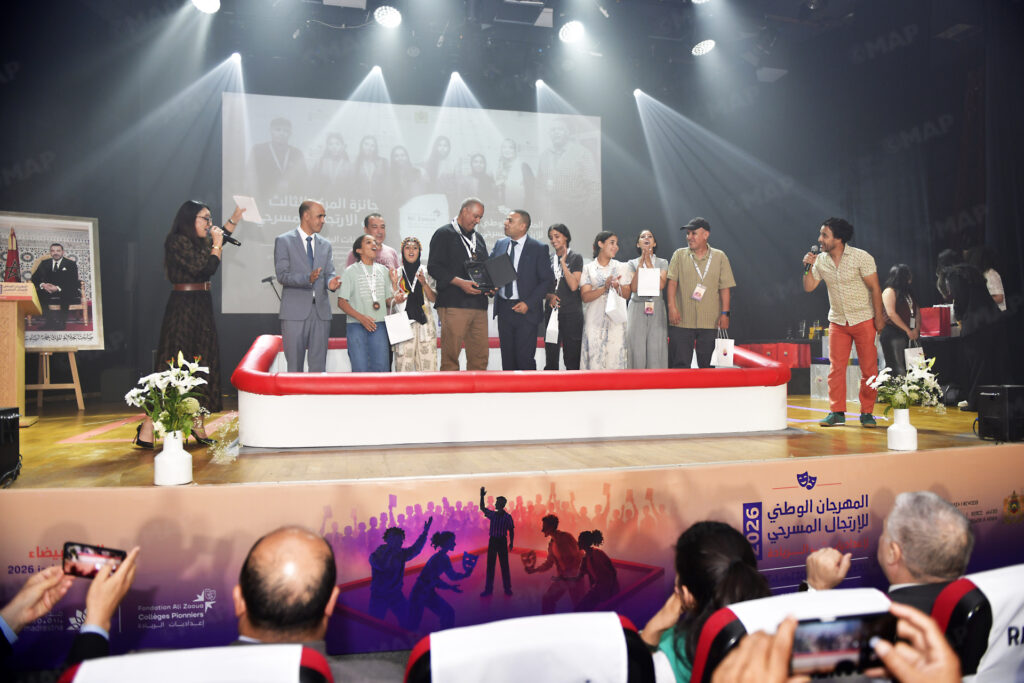 تتويج الفائزين بمهرجان الارتجال المسرحي بالدار البيضاء تتويج الفائزين بمهرجان الارتجال المسرحي بالدار البيضاء