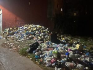 حي بنكيران بطنجة يغرق في تلال النفايات