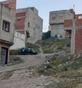 طنجة: ساكنة "حومة "أعزيب أبقيو" تطالب برفع الضرر وتتساءل عن سبب تعثر تنفيذ قرار الولاية لإزالة خروقات معمارية