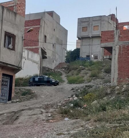 طنجة: ساكنة "حومة "أعزيب أبقيو" تطالب برفع الضرر وتتساءل عن سبب تعثر تنفيذ قرار الولاية لإزالة خروقات معمارية