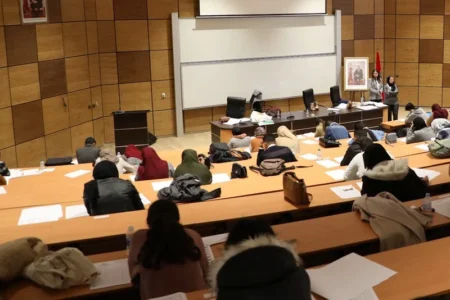 رسوم «التوقيت الميسر» تثير جدلاً قانونياً واجتماعياً