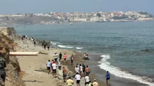 أحداث سبتة تؤثر محلياً دون إرباك السياحة المغربية