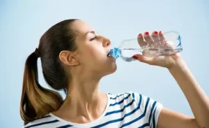 الماء البارد في الصيف راحة مؤقتة ومخاطر صحية متعددة
