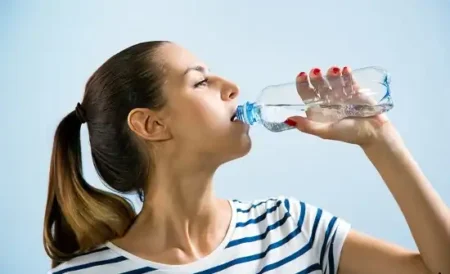 الماء البارد في الصيف راحة مؤقتة ومخاطر صحية متعددة